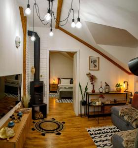 Un lugar para sentarse en Old Town Loft Apartments