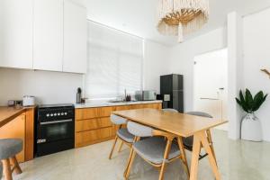 A kitchen or kitchenette at Villa Christine Canggu