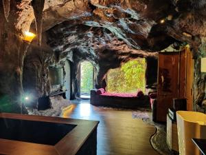 - soggiorno con divano in una grotta di Rai’s Coorg Cave House a Madikeri