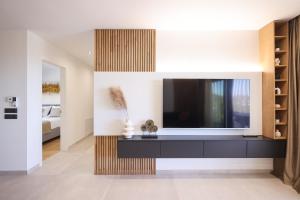 un soggiorno con TV a parete di Leonardo Luxury Residence 2 Penthouse with jacuzzi a Zara (Zadar)