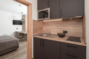 A kitchen or kitchenette at Family Aparthotel Winklwiese