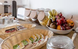 een tafel met manden eten en fruitschalen bij Casa de S. Thiago de Obidos in Óbidos