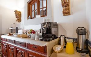 een keuken met een aanrecht met een koffiezetapparaat bij Casa de S. Thiago de Obidos in Óbidos