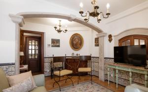 een woonkamer met een open haard en een televisie bij Casa de S. Thiago de Obidos in Óbidos