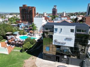 - une vue aérienne sur un bâtiment avec une piscine dans l'établissement Hotel El Condado, à Villa Carlos Paz