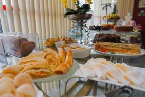 - une table avec plusieurs assiettes de pâtisseries et d'autres desserts dans l'établissement Costa Atlantico Hotel, à São Luís