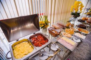 un buffet avec de nombreux types de nourriture sur une table dans l'établissement Costa Atlantico Hotel, à São Luís