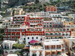 eine Gruppe von Gebäuden auf einem Berg in der Unterkunft Le Sirenuse in Positano