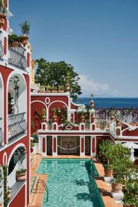 einem Pool in der Mitte eines Gebäudes in der Unterkunft Le Sirenuse in Positano