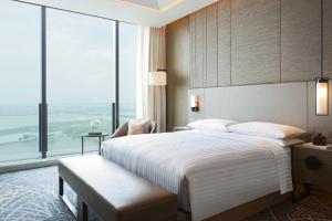 Giường trong phòng chung tại Renaissance Suzhou Wujiang Hotel