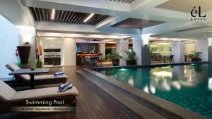 Πισίνα στο ή κοντά στο eL Hotel Yogyakarta Malioboro