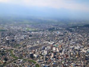 uma vista aérea de uma cidade com muitos edifícios em Hotel Buena Vista em Matsumoto