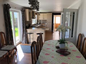 een keuken en eetkamer met een tafel en stoelen bij Hector's House in Aviemore