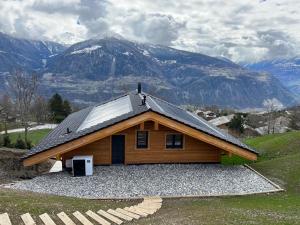 ein Haus mit einem Dach auf einem Berg in der Unterkunft Chic small new apartment up to 4 people, Pets allowed in Lens