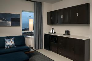 Dapur atau dapur kecil di Courtyard by Marriott Houston Kemah