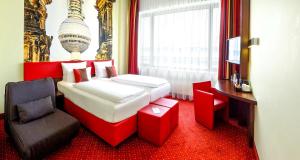 Tempat tidur dalam kamar di Best Western Plus Plaza Berlin Kurfürstendamm