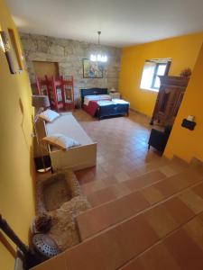 sala de estar con cama y sofá en Quinta do Borges 2, en Guarda