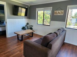 Area tempat duduk di Surfrider Caravan Park