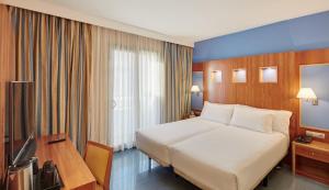 Cama ou camas em um quarto em Sercotel Kalma Sitges