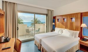 Cama ou camas em um quarto em Sercotel Kalma Sitges