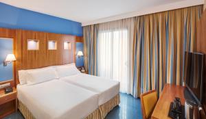 Cama ou camas em um quarto em Sercotel Kalma Sitges