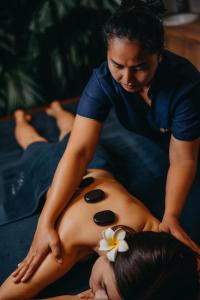 uma mulher a receber uma massagem de um terapeuta em Five Seasons Szklarska Poręba em Szklarska Poręba