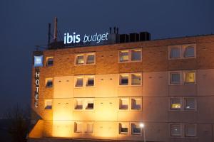 Un bâtiment avec un panneau en haut dans l'établissement ibis budget Goussainville Charles de Gaulle, à Goussainville