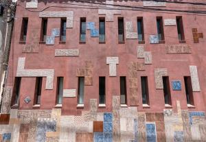 Un edificio con un montón de ventanas. en Casa de Peter, en Cafayate