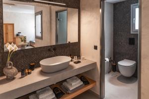 A bathroom at Almyra Oia Suites