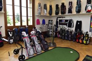 una sala de golf con un montón de equipos de golf en Le Manoir du Golf, en Publier