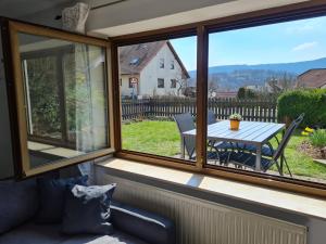 een uitzicht vanuit het raam van een patio met een tafel bij Ferienwohnung Chrissi in Bischofsheim an der Rhön