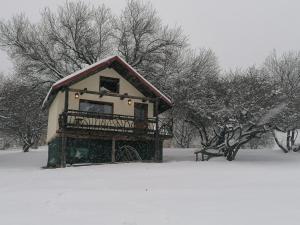 Casa rustica durante el invierno