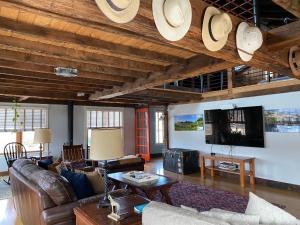 Seating area sa Magical Post And Beam Loft Downtown Newport!