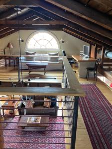 Seating area sa Magical Post And Beam Loft Downtown Newport!