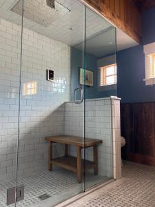 Bathroom sa Magical Post And Beam Loft Downtown Newport!