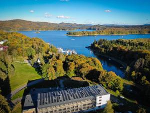 eine Luftansicht eines Gebäudes neben einem See in der Unterkunft Solina Resort in Polańczyk