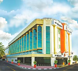 un bâtiment situé dans une rue à côté d'une route dans l'établissement Al Khoory Executive Hotel, Al Wasl, à Dubaï