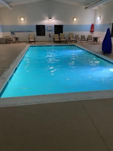 una grande piscina con acqua blu in un edificio di Staybridge Suites Lincolnshire, an IHG Hotel a Lincolnshire