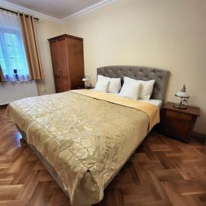 A bed or beds in a room at Hotel Sarmata Zespół Dworski