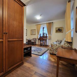 A bed or beds in a room at Hotel Sarmata Zespół Dworski