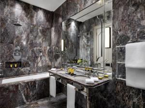 Bathroom sa The Gritti Palace, a Luxury Collection Hotel, Venice