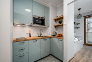 Кухня или мини-кухня в Apartamenty Warszawa Kasprzaka Bliska Wola
