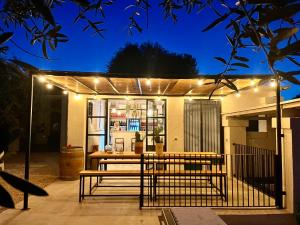 un patio con panca e luci notturne di Tenuta Amostuni-Country House a Ostuni