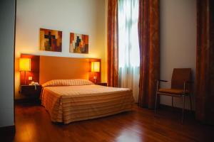 une chambre d'hôtel avec un lit et une fenêtre dans l'établissement Hotel Apartamentos Geres Ribeiro, à Gerês