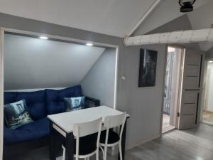 sala de estar con sofá azul y mesa en Barlig, en Yaremche