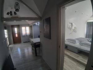 Habitación con dormitorio, cama y pasillo. en Barlig, en Yaremche