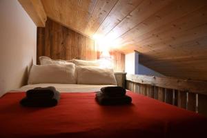 een slaapkamer met een bed met twee handdoeken erop bij Three bedroom Apartment, Samoens, Grand Massif in Samoëns