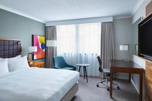 Giường trong phòng chung tại Leeds Marriott Hotel