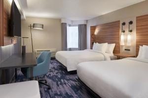 Cama ou camas em um quarto em Fairfield by Marriott Niagara Falls, Canada