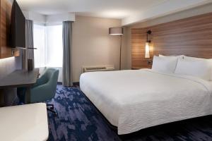 Cama ou camas em um quarto em Fairfield by Marriott Niagara Falls, Canada